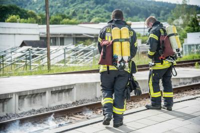 Schorndorf-Miedelsbach: Leitung in den Bahngleisen brennt - Zugverkehr lahmgelegt